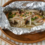 秋の夕飯に！簡単調理で美味しさ凝縮「鮭ときのこのホイル焼き」